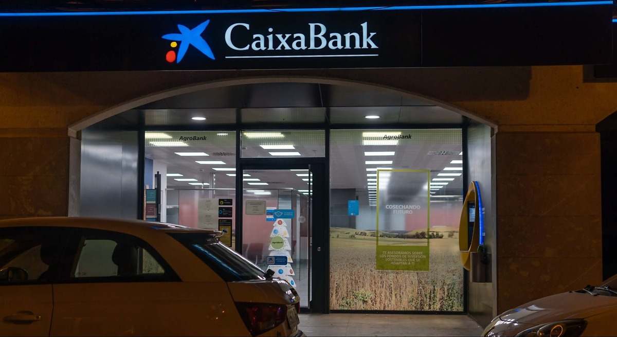 CaixaBank disminuye un 18% el valor de su banco en Angola al no lograr su venta
